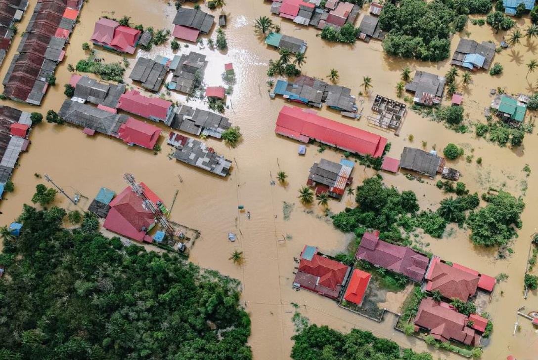 Foto aérea de inundaciones en una zona residencial